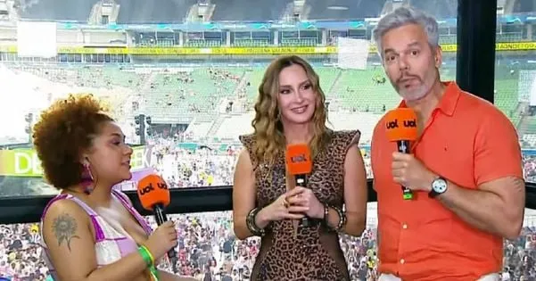 Claudia Leitte fica constrangida com menção a Ivete Sangalo em entrevista