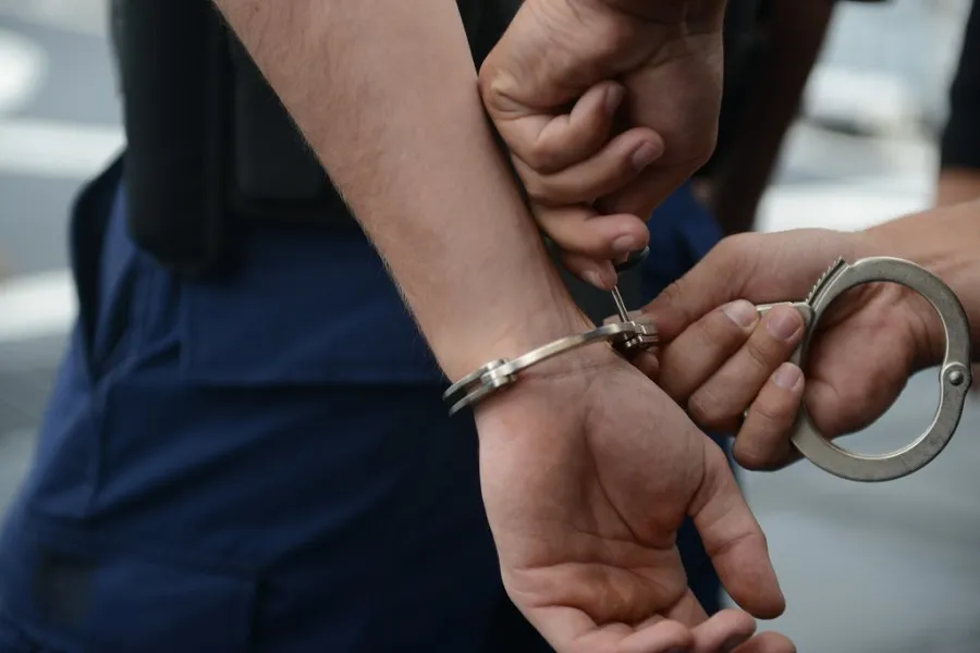 Homem com mandado de prisão em aberto por tráfico de drogas é preso em Praia do Forte
