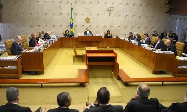 STF gasta R$ 38,4 mil para aquisição de gravatas a serem dadas de presente pelos ministros