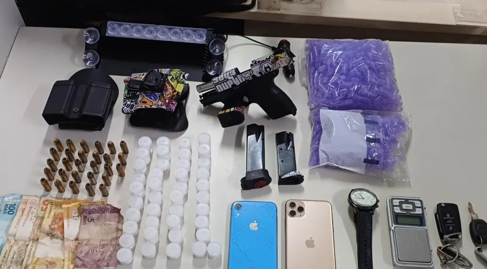 Homem é preso com arma e drogas durante operação em condomínio de Vila de Abrantes