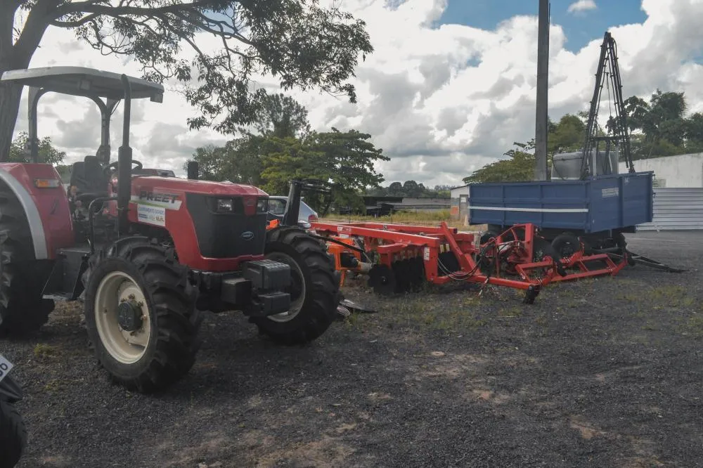 Pojuca fortalece agricultura familiar com novo trator agrícola