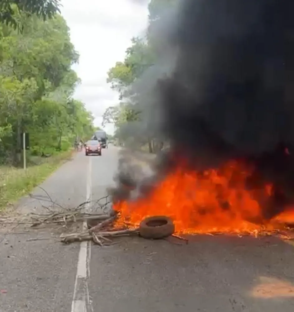 Moradores de Vila Sauípe protestam por redutor de velocidade na BA-099