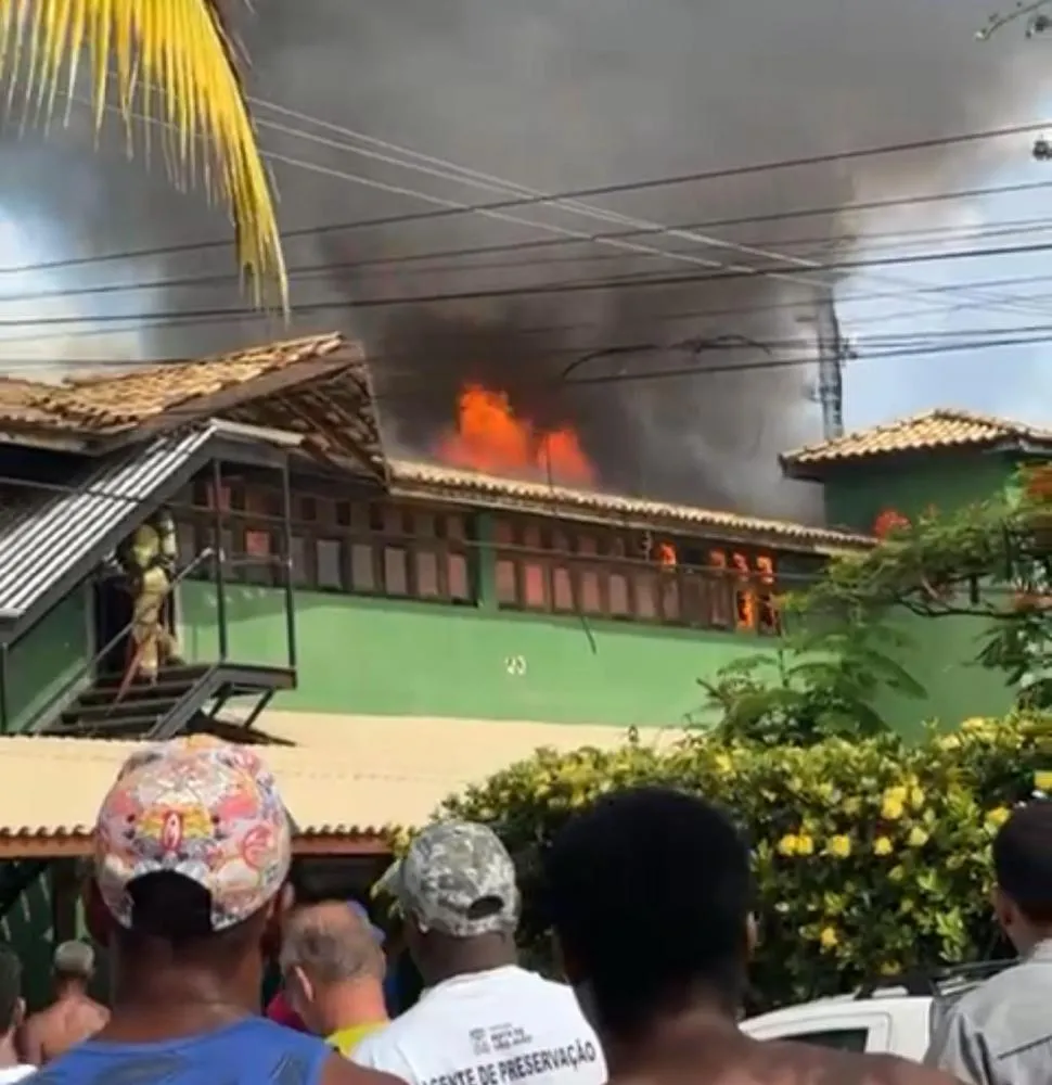 Incêndio atinge andar superior de supermercado em Praia do Forte