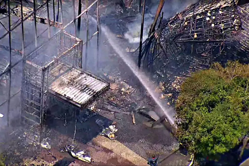 Incêndio atinge Estúdios Globo e destrói cidade cenográfica