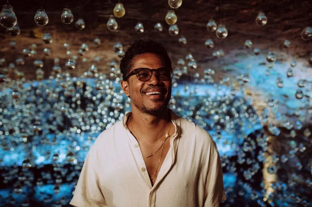 Cantor do Natiruts, Alexandre Carlo inaugura carreira solo com EP e novo single