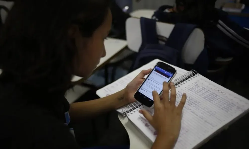 Governo regulamenta lei que restringe uso de celular na escola