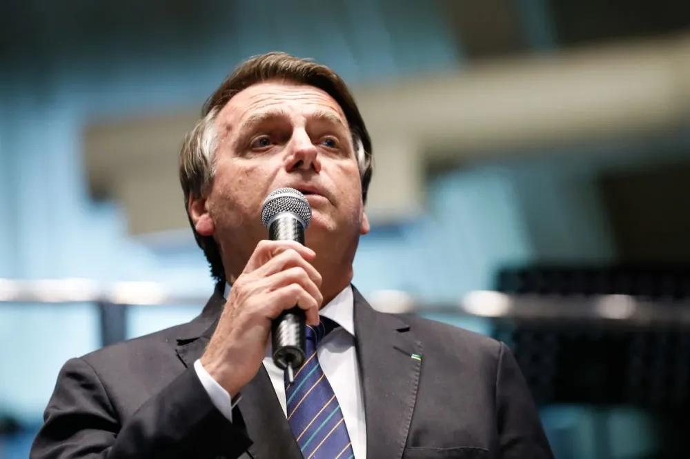 Bolsonaro fala de chances de fugir do Brasil em reunião com aliados
