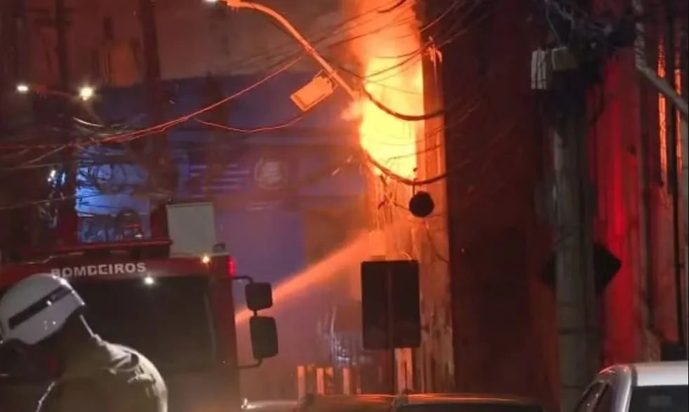 Incêndio de grandes proporções atinge casarão no Santo Antônio Além do Carmo