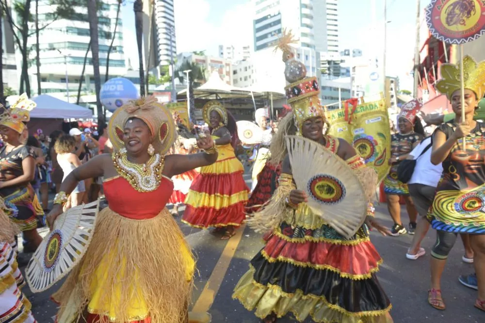 Fuzuê inicia maratona da folia em Salvador com muita música, fantasias e diversão