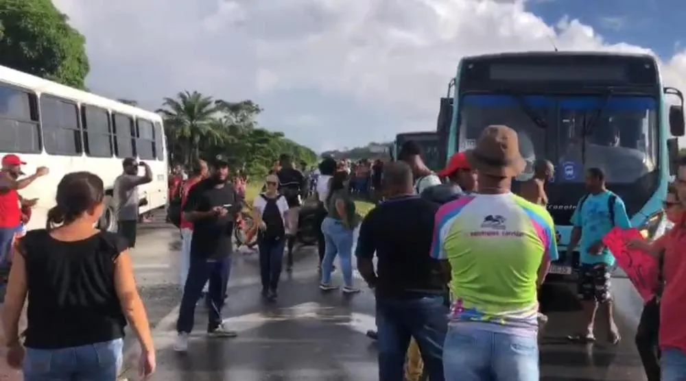 Moradores de Parafuso bloqueiam rodovia BA-535 em protesto por falta de transporte intermunicipal