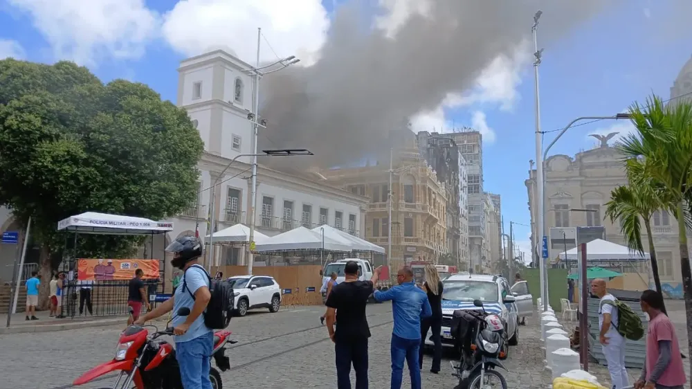 Incêndio de grandes proporções atinge Câmara Municipal de Salvador 