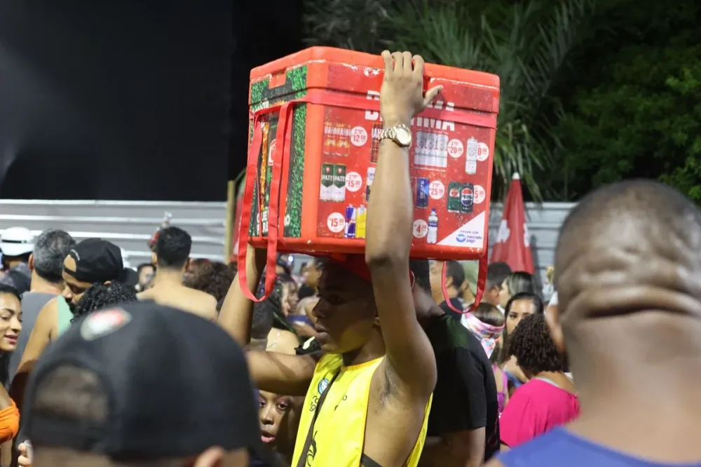 Latinha de cerveja de até R$ 10: confira preços de bebidas no Carnaval de Salvador