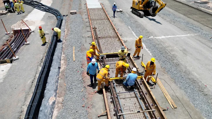 Primeiros trilhos do VLT já estão sendo instalados no Subúrbio de Salvador