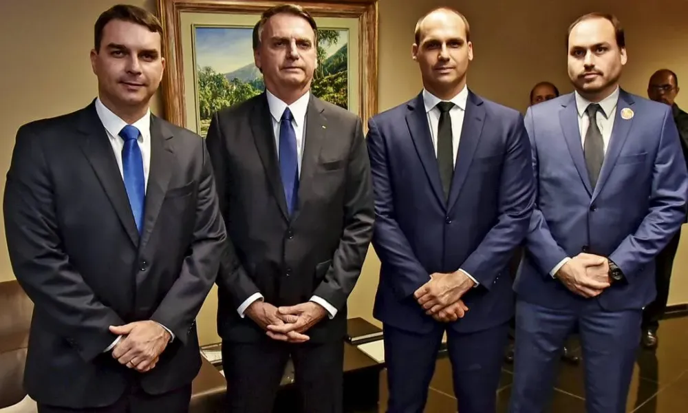Bolsonaro tenta emplacar nome da família em chapa de 2026