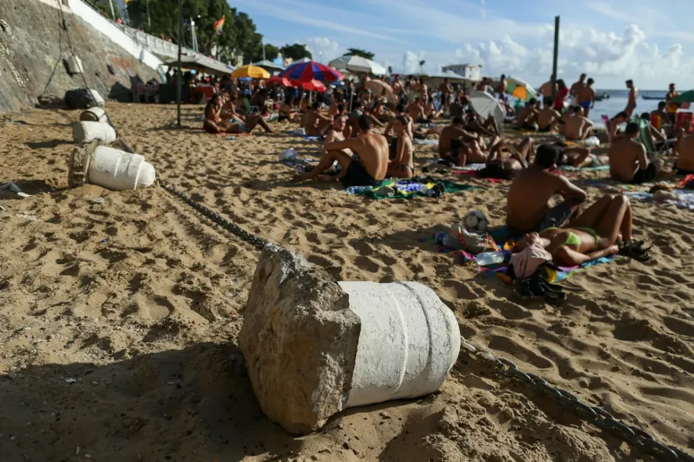Balaustrada do Porto da Barra desaba após homem tentar pular
