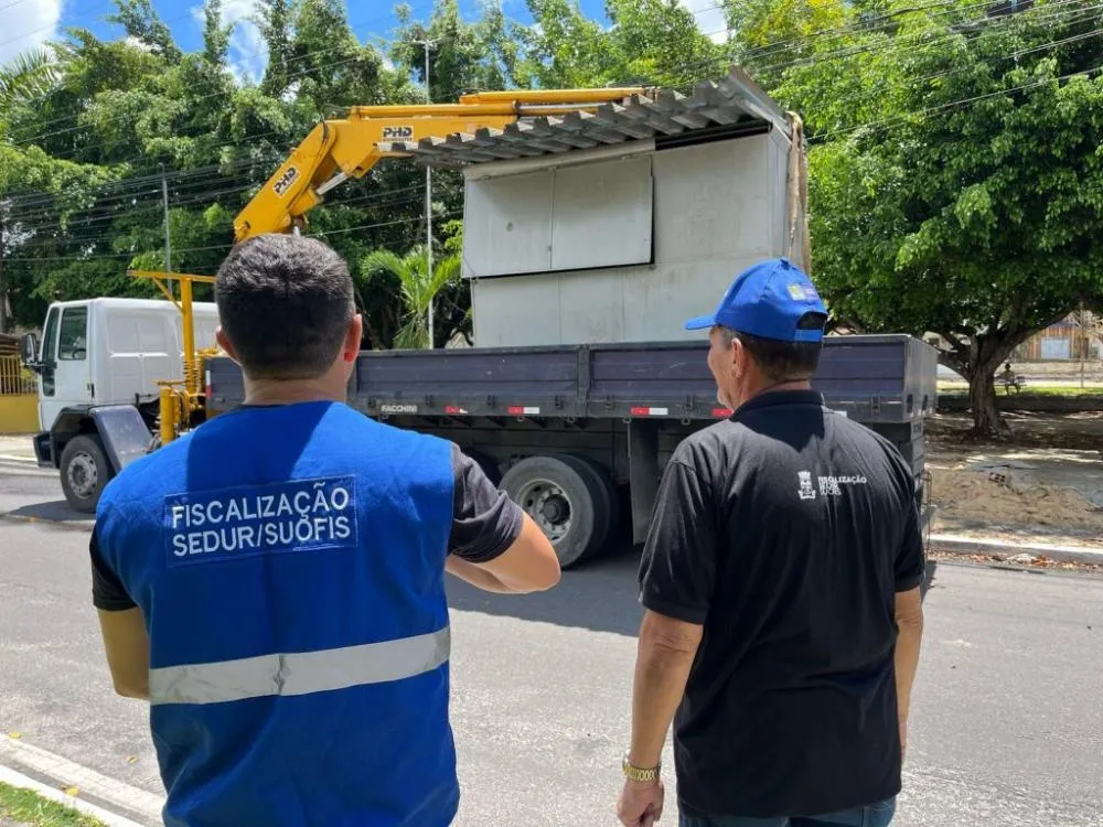 Barracas irregulares são retiradas da Praça da Gleba A