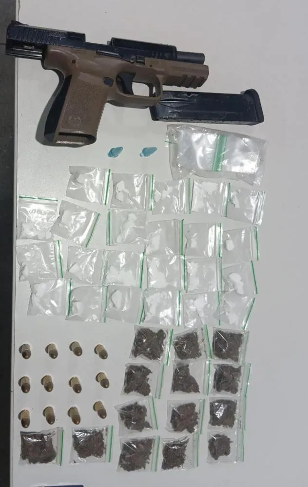 PM apreende arma e drogas em Camaçari