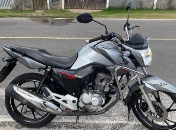 Câmeras de segurança flagram furto de moto em plena luz do dia