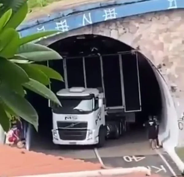Trio “entala” em túnel e em viaduto e complica o trânsito na Avenida Centenário