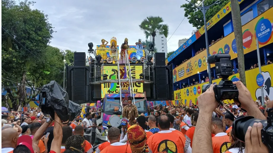 Carlinhos Brown saúda os orixás e traz Carnaval raiz de volta ao Campo Grande