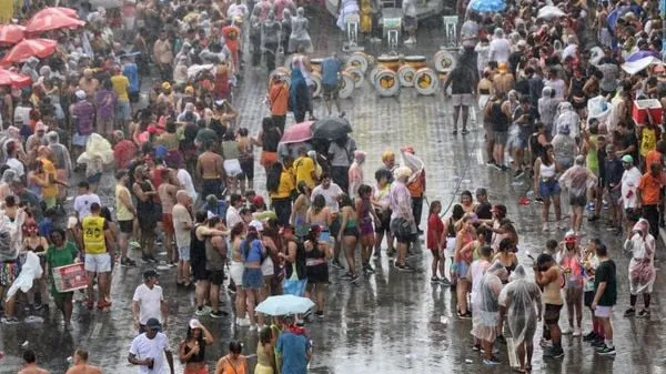 Carnaval de Salvador começa debaixo de muita chuva; confira a previsão para os próximos dias