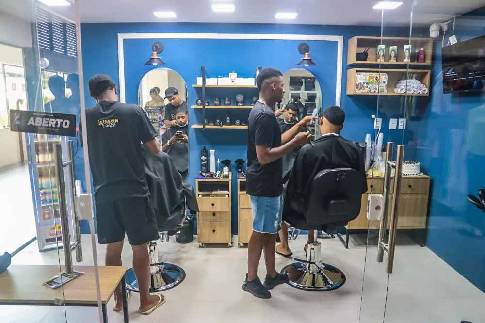 Jovem de 24 anos inaugura nova barbearia no Mercado Municipal de Mata de São João