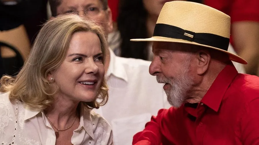 Lula convida e Gleisi Hoffmann vai assumir ministério no governo