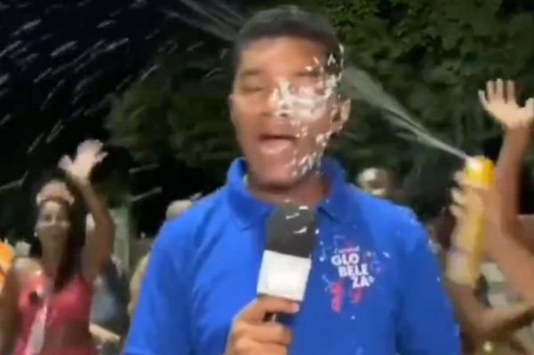 Repórter da Globo tem celular furtado por foliões ao vivo