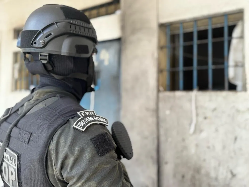 Seap apreende celulares e armas dentro de unidade prisional de Salvador