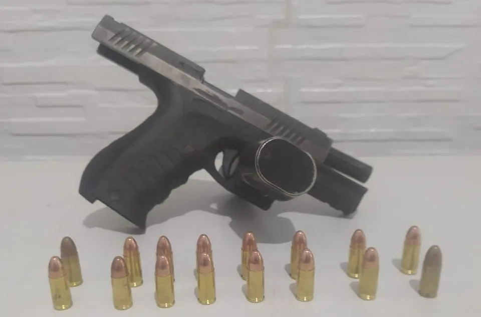 Policiais militares da 53ª CIPM prendem homem por porte ilegal de arma de fogo em Vila Sauípe