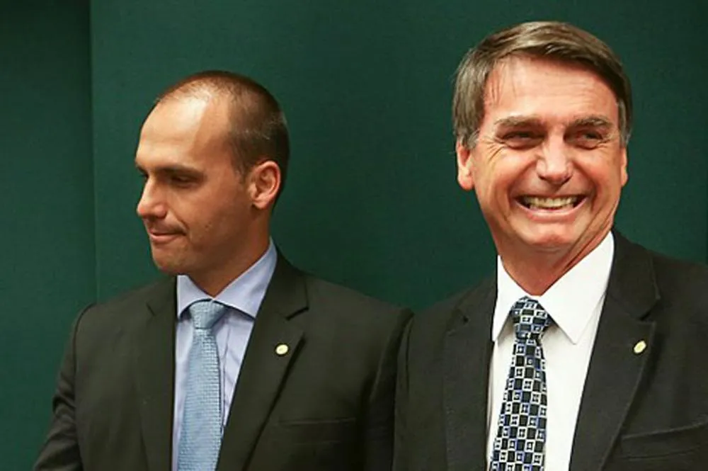 Apreender passaporte de Eduardo visa criar constrangimento, diz Bolsonaro