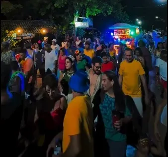Terceiro dia de festa tem blocos nas ruas e muito swing no litoral 