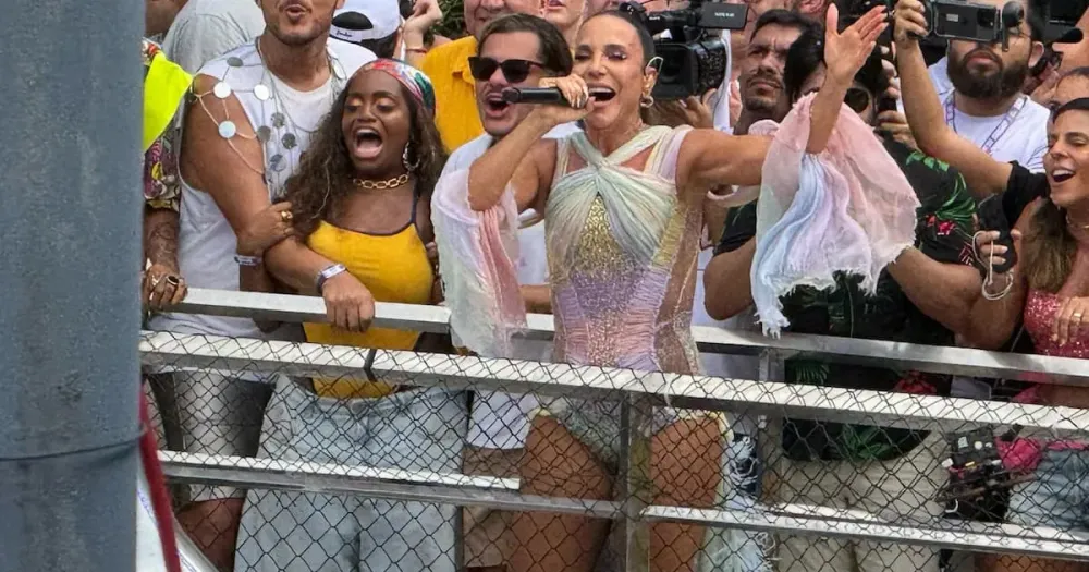 Ivete Sangalo se emociona ao puxar trio para folião pipoca no último dia do Carnaval de Salvador