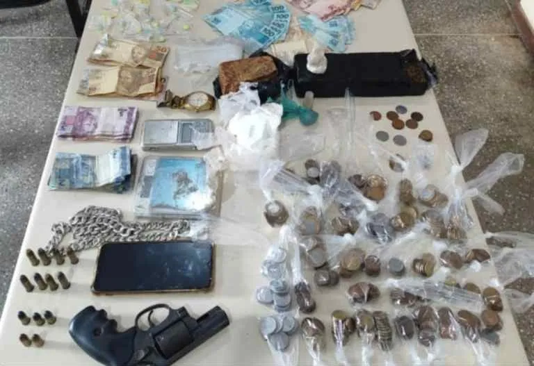 Homem é preso pela PM com armas, drogas e mais de R$ 10 mil em dinheiro