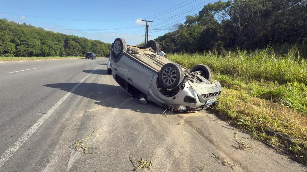 Motorista cochila ao volante e capota veículo próximo a rotatória do Polo, em Camaçari