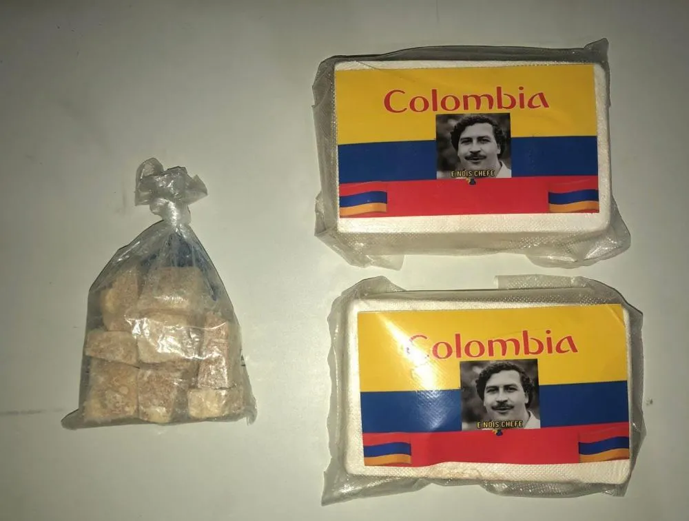 Dupla é presa na Bahia com tabletes de cocaína personalizados 