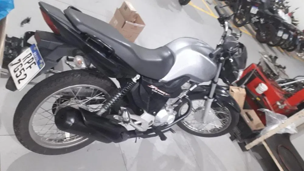 Homens armados roubam moto de fotógrafo na praça de pedágio do CIA