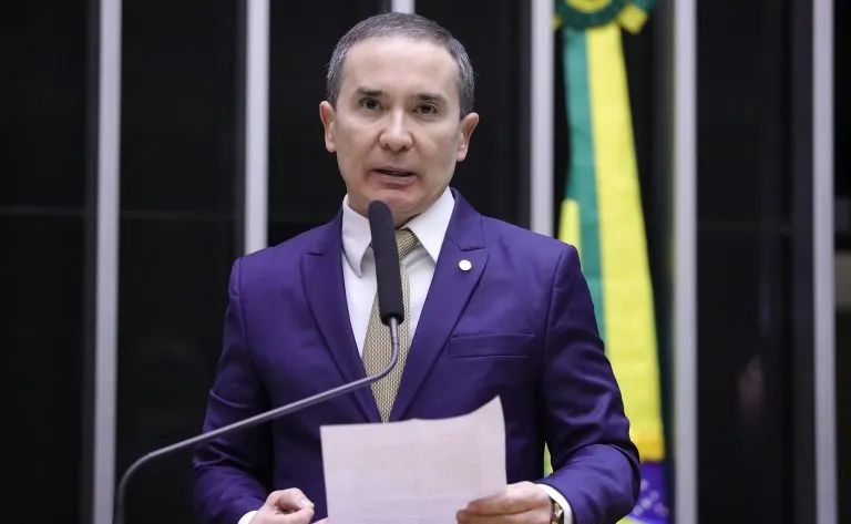 Projeto obriga municípios a criar serviço telefônico para receber denúncias de maus-tratos contra crianças 