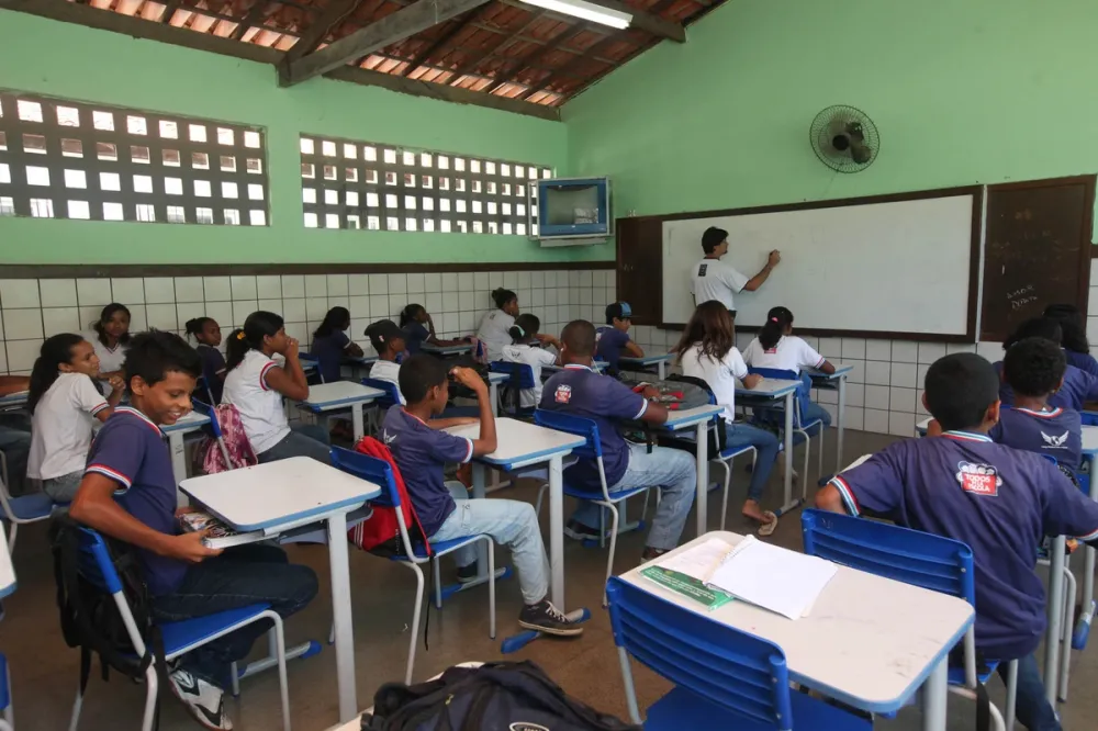 Acordo entre sindicato e governo aconteceu sem consulta aos professores, diz Aceb