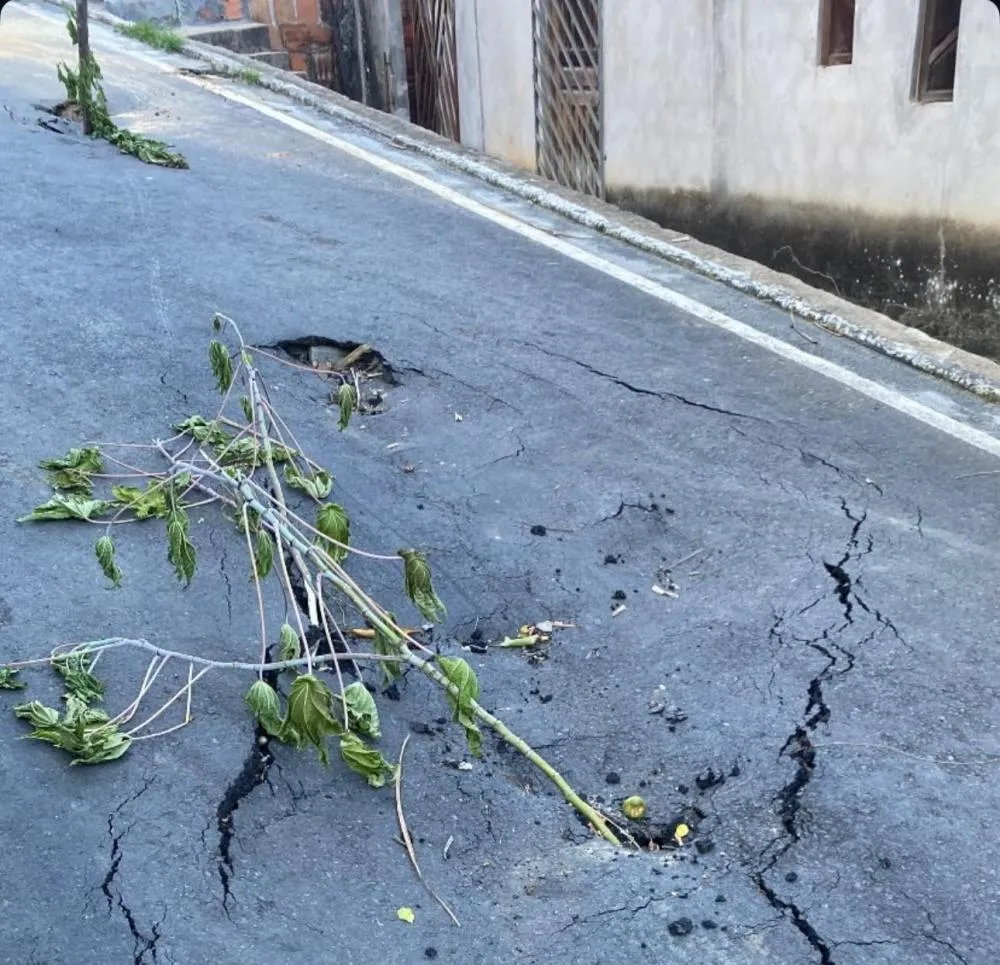 Moradora denuncia rachaduras no asfalto da Rua São Felipe e cobra ação da Embasa