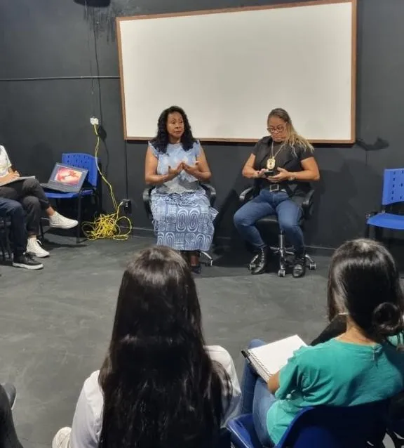 Delegada titular da Deam participa de bate-papo com estudantes sobre violência doméstica 