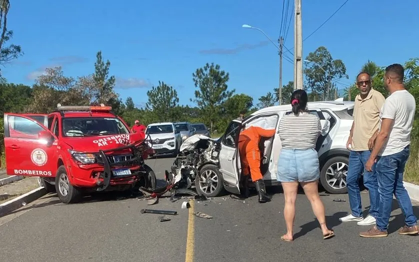 Acidente grave entre carro e viatura dos Bombeiros trava o trânsito no Morro da Manteiga