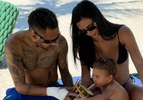 Neymar aproveita dia de praia com Bruna Biancardi em meio à polêmica