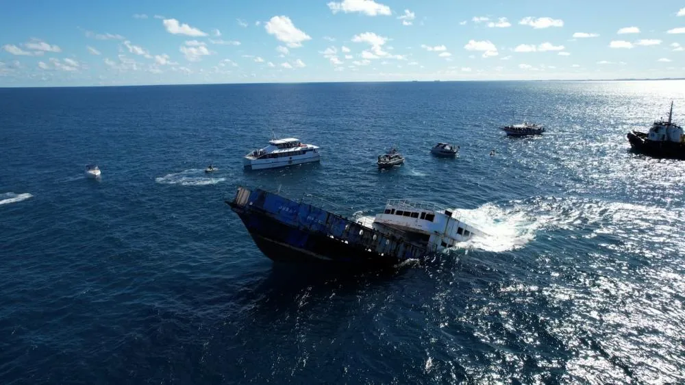 Ferryboat é afundado de forma controlada para fomentar o turismo de mergulho
