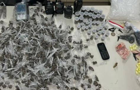 Drogas e munições são apreendidas pela PM em Vila de Abrantes