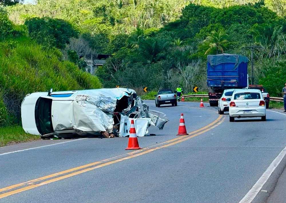 Acidente grave na BA-093: Fiat Fiorino perde controle e colide com caminhão