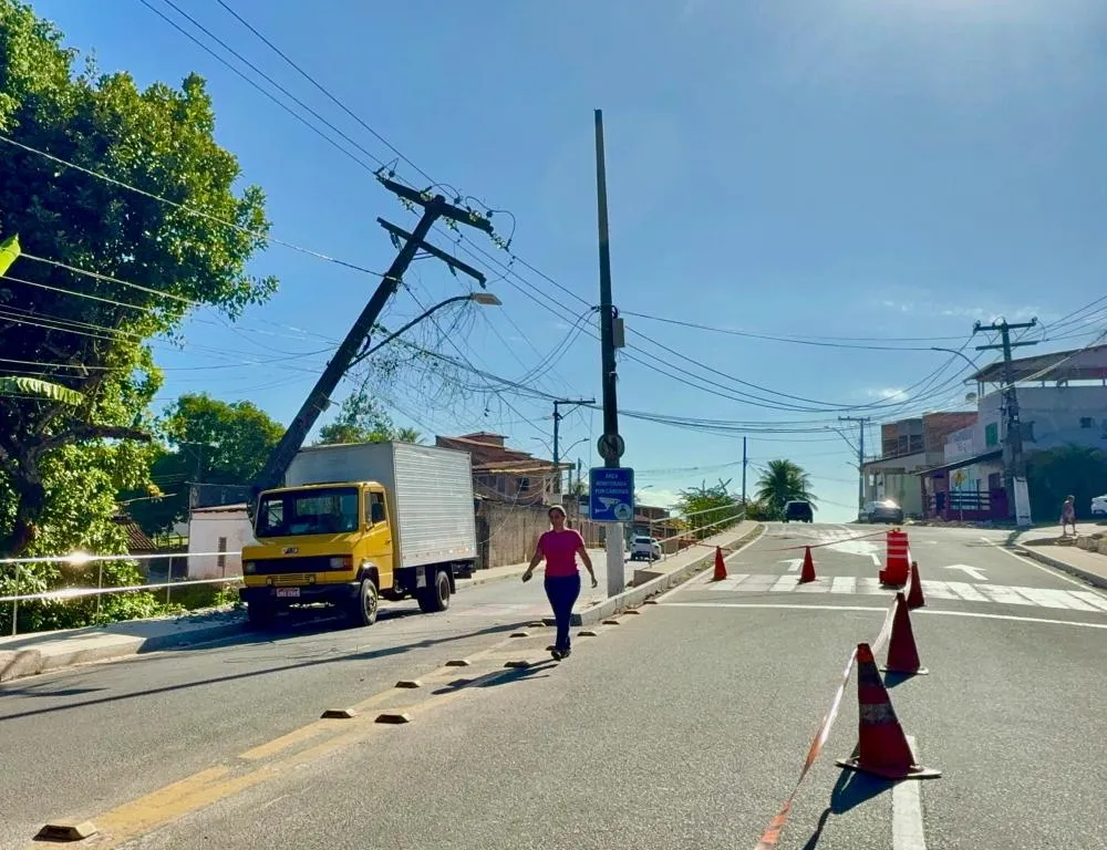 Caminhão colide com poste em frente a escola e trânsito é interrompida