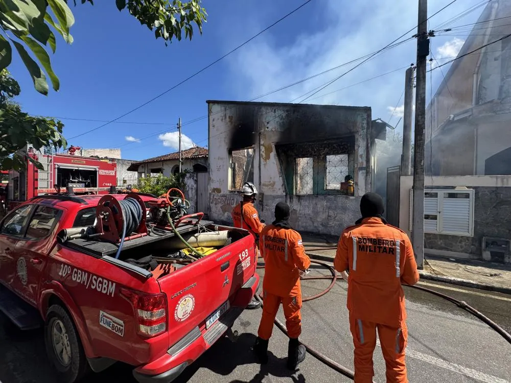 Incêndio destrói casa no Centro de Mata de São João; veja o vídeo