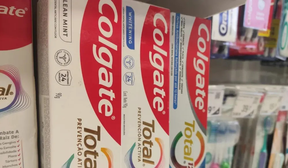 Anvisa interdita pasta de dente da Colgate após relatos de reações adversas