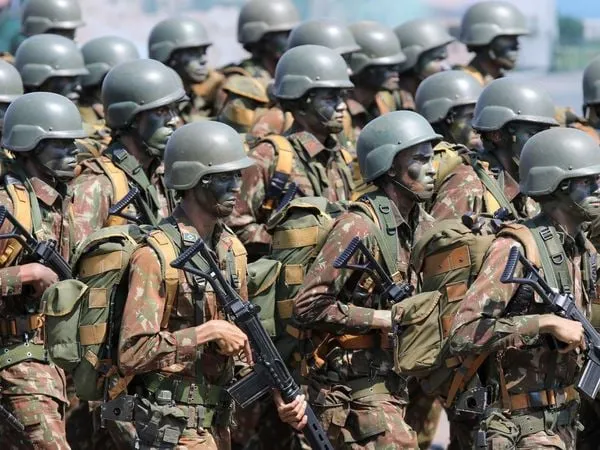 Governo Lula aumenta salários de militares; veja novos valores